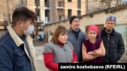 Жители пострадавшего дома.