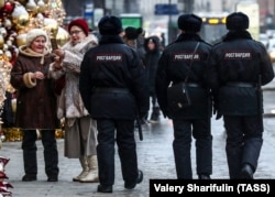 Росгвардійці патрулюють вулицю в Москві