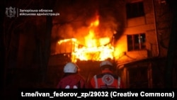 Орус армиясынын чабуулунан улам жети көп кабат үйдө өрт тутанды. Запорожье. 26-ноябрь, 2025-жыл.