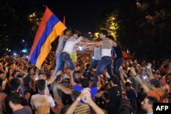 Тисячі людей протестують проти підвищення тарифів на електроенергію. Єреван, 25 червня 2015 року