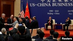 АКШ менен Кытайдын ишкерлери соода келишимдерине кол койгон учур. Бээжин, 9-ноябрь, 2017-жыл.