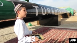 Milli eşikdäki oglan we türkmen gaz geçirijisi (Illýustrasiýa suraty)