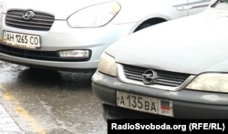 Машини з українськими автомобільними номерами поруч із номерами з угруповань «ЛДПР»