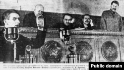 Станислав Косиор слева в верхнем ряду