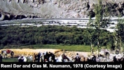 Памирлик кыргыздар тажик, вахилер менен товар алмашып жаткандагы көрүнүш, сүрөттү тарткан Реми Дор/Науманн, 1978-ж.