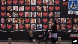 Портреты заложников ХАМАС на улице в Иерусалиме