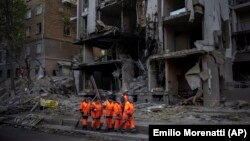 Kiýewde partlamanyň bolan ýerinde arassaçylyk işlerini geçirmäge taýýarlyk görülýär. 29-njy aprel. 