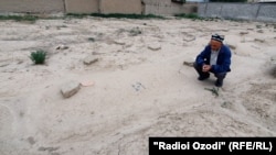 Хошим Хамроев у могилы сына