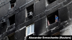 Житель Мариуполя в сгоревшем многоквартином доме. 28 апреля 2022 года