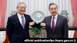 Генеральний секретар ШОС Чжан Мін зустрівся з міністром закордонних справ Китаю Ван І в Пекіні 17 березня 2022 року