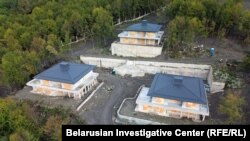 Три коттеджа на строительной площадке в Красной Поляне. Снимок с дрона, сделанный в октябре 2025 года