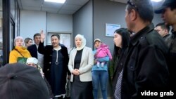 Руководитель кооператива «Ихсан» Акинай Бекмурзаева (посередине, в светлом пиджаке) на встрече с недовольными вкладчиками в офисе компании, апрель 2022 г.