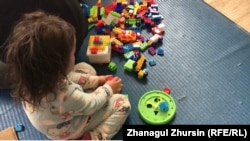 Ребенок, эвакуированный из зоны затопления, собирает конструктор в школе. Актобе, 3 апреля 2022 года