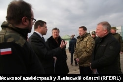 Керівник військової адміністрації у Львівській області під час спілкування з польською владою на кордоні
