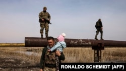 Украинанын согуш жүрүп жаткан аймагындагы аскерлер. 