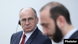 ԵԱՀԿ գործող նախագահ, Լեհաստանի արտգործնախարար Զբիգնև Ռաունը Երևանում՝ Հայաստանի արտգործնախարար Արարատ Միրզոյանի հետ համատեղ ասուլիսի ժամանակ, 1-ը ապրիլի, 2022թ