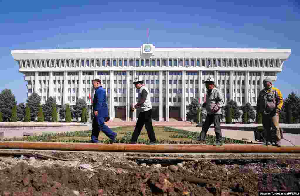 Ак үй. Жолду оңдоп жаткан жумушчулар.