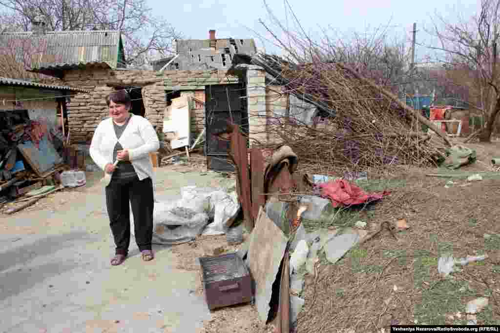 Нині основна частина населення села покинула його через обстріли з боку російських військ. А ті, хто залишився, змушені ховатися у підвалах. &laquo;Нас сусіди відкопували&raquo;,&nbsp;&ndash; каже жителька Кам&#39;янського Світлана