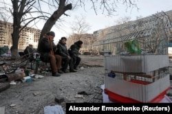 У маріупольських дворах, 31 березня