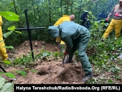 Шари ґрунту обережно знімають лопатою
