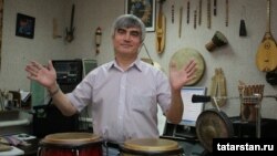 Рәшит Кәлимуллин: "Үземдә халык уен кораллары – кылкубыз, саз һәм башкалар бар."