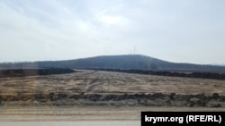 Ширина нової дороги від траси Феодосії в районі Грушівки на Судак. Крим, березень 2025 року