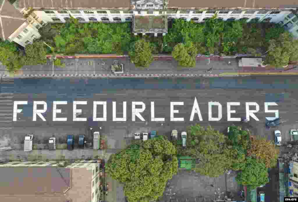 Демонстранттар &quot;Биздин лидерлерибизди бошоткула!&quot; деген ураанды көчөгө жазышты. Дрон аркылуу тартылган сүрөт.&nbsp; Янгон шаары, Бирма. 2021-жылдын 20-февралы.&nbsp;