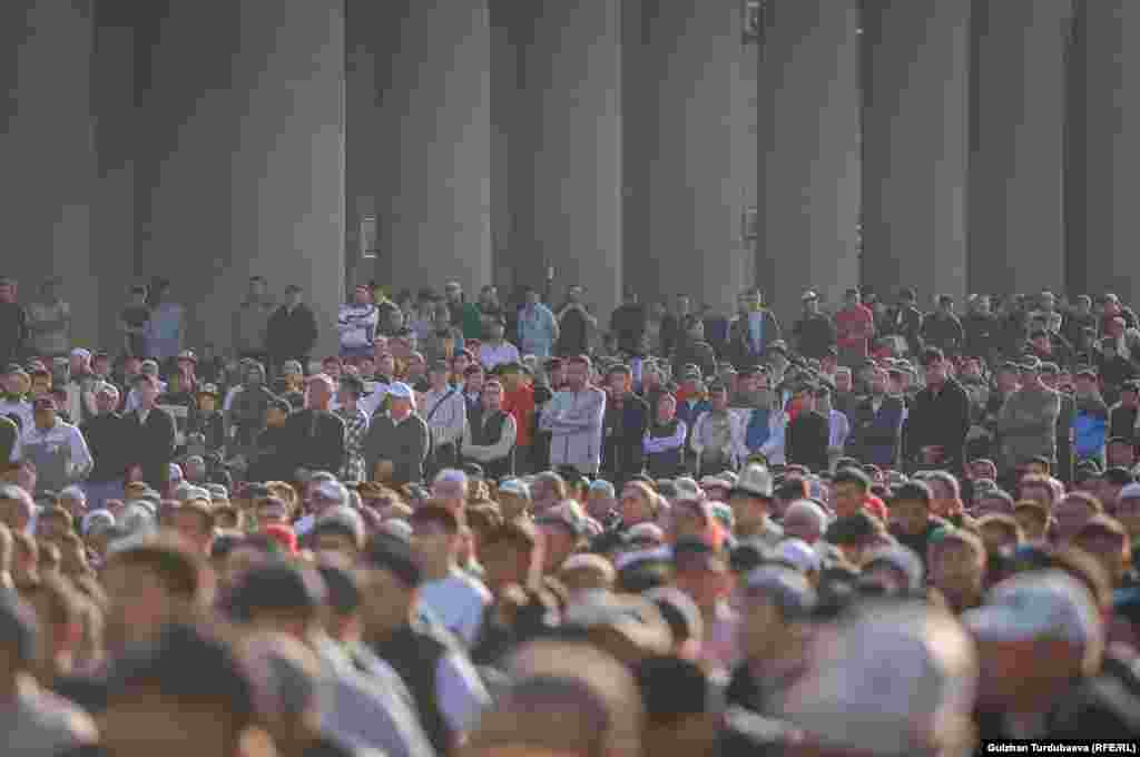 Аянттан тышкары, жарандар Бишкектеги чоң мечиттерге, башка шаар-кыштактардагы мечиттерге намазга барышты.