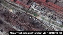 За даними мера Маріуполя Вадима Бойченка, більш ніж 200 цивільних досі переховуються на заводі «Азовсталь»