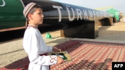 Türkmenistanyň Gündogar-Günbatar gaz geçirijisiniň düýbüni tutmak dabarasyndan bir pursat. Şatlyk şäheri, Mary. Arhiw suraty. 31-nji maý, 2010 ý. 