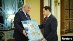 Министр иностранных дел Украины Андрей Сибига передает икону госсекретарю США Марко Рубио. Джидда (Саудовская Аравия), февраль 2025 года