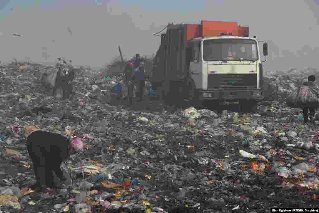 &quot;Тазалыктын&quot; таштанды ташыган унаалары келери менен бул жактагылар жабалактап каза башташат.