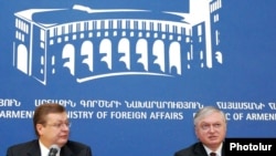 Главы МИД Армении и Украины Эдвард Налбандян и Константин Грищенко на совместной пресс-конференции в Ереване, 11 февраля 2011 г.  