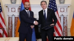 Госсекретарь США Энтони Блинкен приветствует министра иностранных дел Армении Арарата Мирзояна, Вашингтон, 2 мая 2022 г.