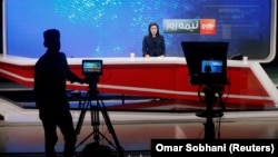 تصویر آرشیف : یکی از گوینده گان تلویزیون خصوصی طلوع در کابل 