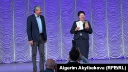 Атыргүл Кутманова сыйлык алып жаткан учуру.