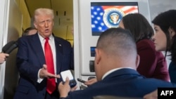 Доналд Трамп ҳангоми бозгашт ба Амрико аз Осиё дар дохили ҳавопаймояш дар рӯзи 30-уми октябр. 