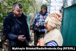 Староста села Прибузьке Сергій Алдобаєв, місцева мешканка Галина та її син Юрій