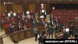 Ընդդիմադիրները լքում են խորհրդարանի նիստերի դահլիճը, արխիվ