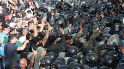 Իշխանությունների հրաժարականի պահանջով փողոցային պայքարը շարունակվում է