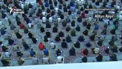 На праздничной молитве восхваляют новую книгу Бердымухамедова-старшего