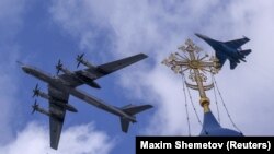 ՍՈւ-35-Ս կործանիչը և ՏՈւ-95 ռմբակոծիչը մասնակցում են Հաղթանակի օրվա զորահանդեսի գիշերային փորձին, Մոսկվա, 4 մայիսի, 2022թ.