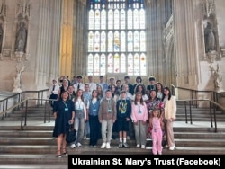 Учні української школи Пречистої Діви Марії під час візиту до парламенту Великобританії