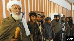 Мурдагы талиб жоокерлери Ооган өкмөтүнүн элдешүү демилгесине ылайык куралдарын тапшырып жатышат. Герат. 23-октябрь 2013