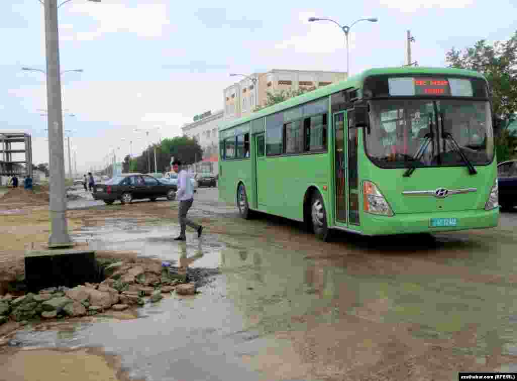 Aşgabadyň &quot;Hoja Ahmet Ýasawy&quot; köçesiniň ugrunda abatlaýyş işleri alnyp barylýar.