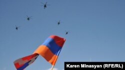 Нагорный Карабах - Военные вертолеты во время парада в Степанакерте (архив)