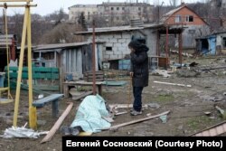 Мариуполь, тело человека, погибшего при обстреле.