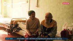 Что говорит ставшая символом пропаганды «бабушка с красным флагом»