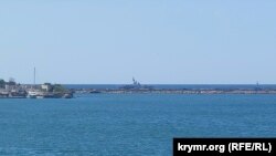 За Південним молом чергує ракетний катер проєкту 1241 «Молния-1», за Північним молом стоїть протидиверсійний катер проєкту 21980 «Грачонок»