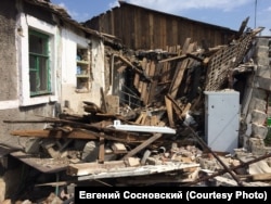 Разрушенная веранда, при попадании снаряда в которую чуть не погиб Евгений Сосновский.